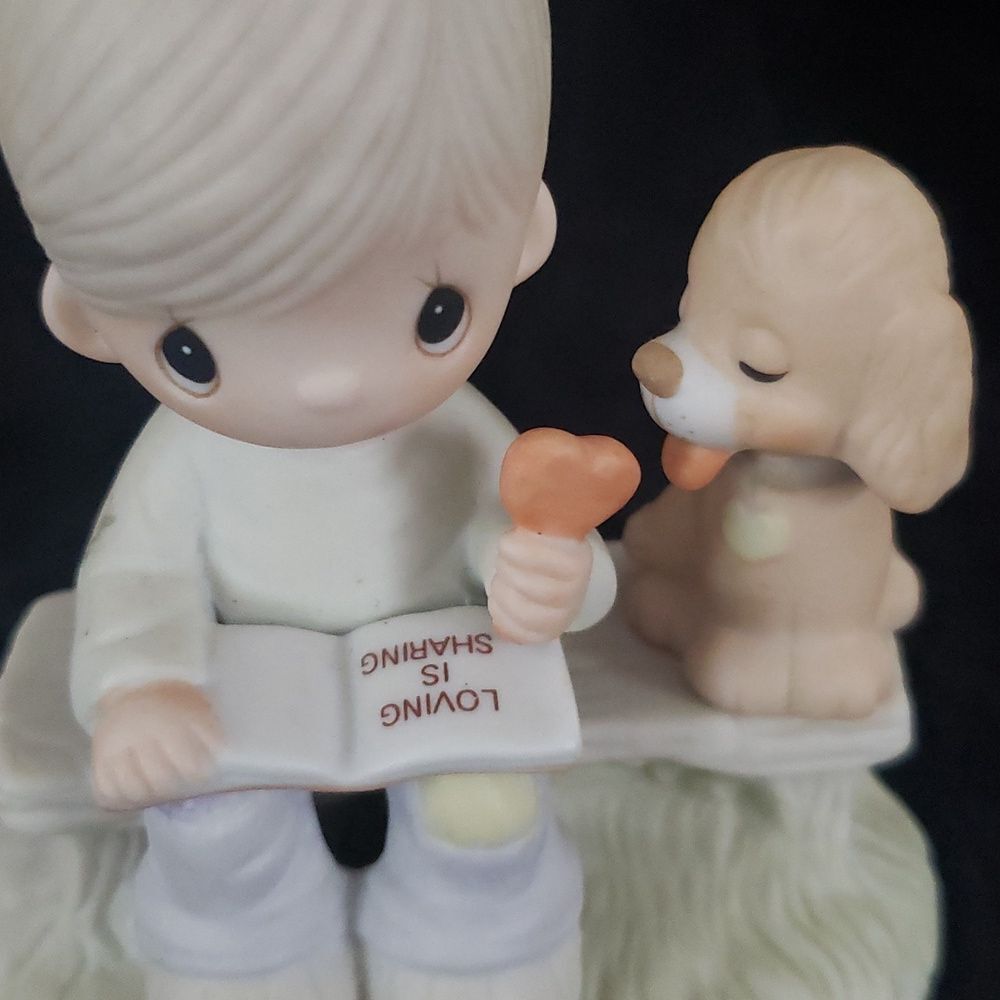 Vintage Precious Moments "Loving Is Sharing" Figurine E-3110/B (1979) - Picture 5 of 7